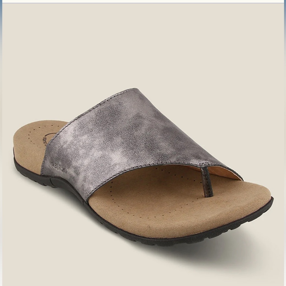 Taos gorgeous, brand new, never been worn Vacation slide in pewter color.